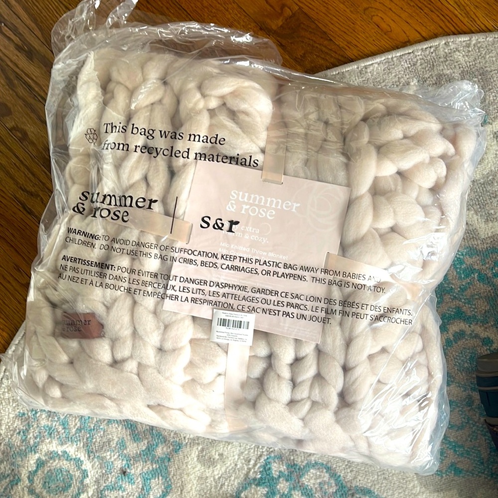 Summer & rose mia knitted throw blanket. Cream super soft, chunky knit. NWT